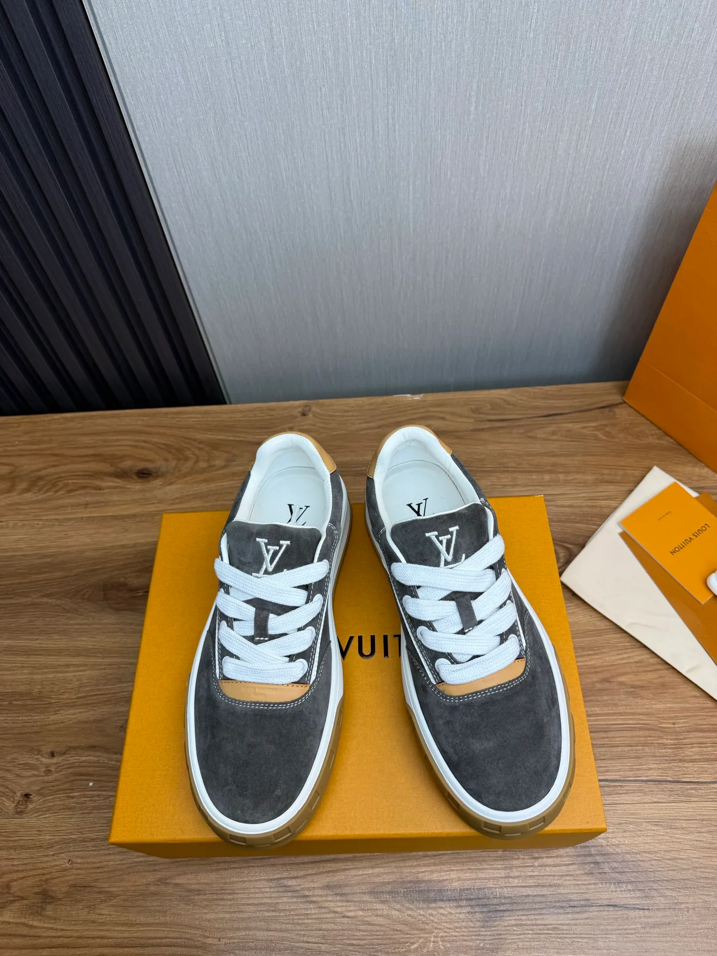 Men's shoes 620💰 Lv. Top purchasing agent🇮🇹 Louis Vuitton, sports sneakers counter synchronization, uppers imported from Italy, high-quality splicing and complex handicrafts, imported mesh pads are soft and comfortable, soles: original factory special soles, TPU exclusive movable molded soles super comfortable, original factory single goods, 🔍🔍high quality, you can enter and exit the counter at will, welcome to compare, code number 38-44 (customized 38.45)